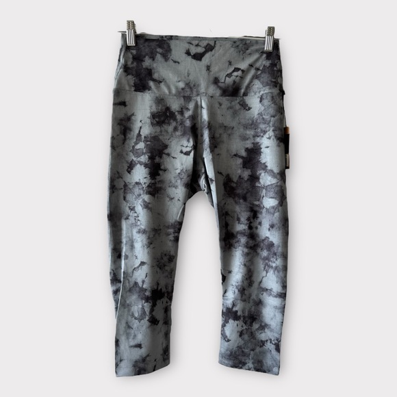 NOBULL • High Rise Black Cloud Tie Dye Crop Leggings - Picture 3 of 9